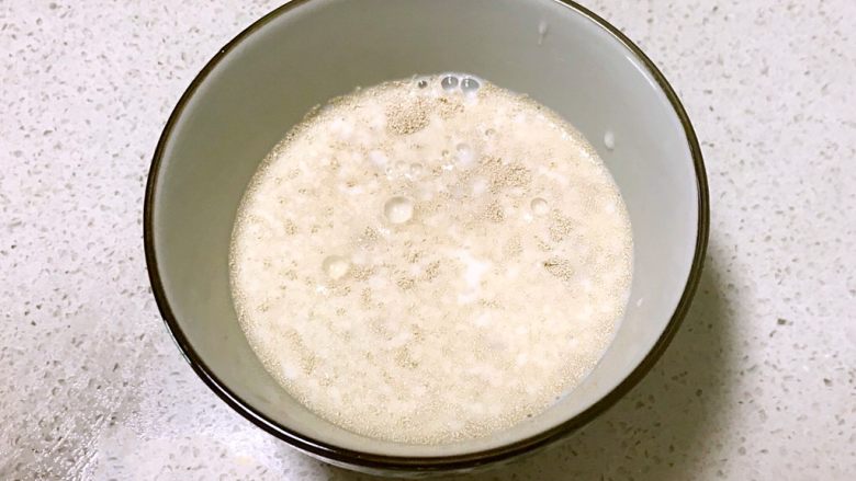南瓜豆角馒头,酵母3克和白糖5克放入碗里,加入冷水170ml调匀后静止5分钟