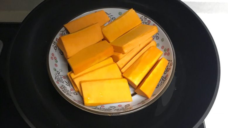 南瓜豆角馒头,消去外皮,切去瓜瓤,把南瓜切成小块,放入蒸锅内,水开后蒸15分钟
