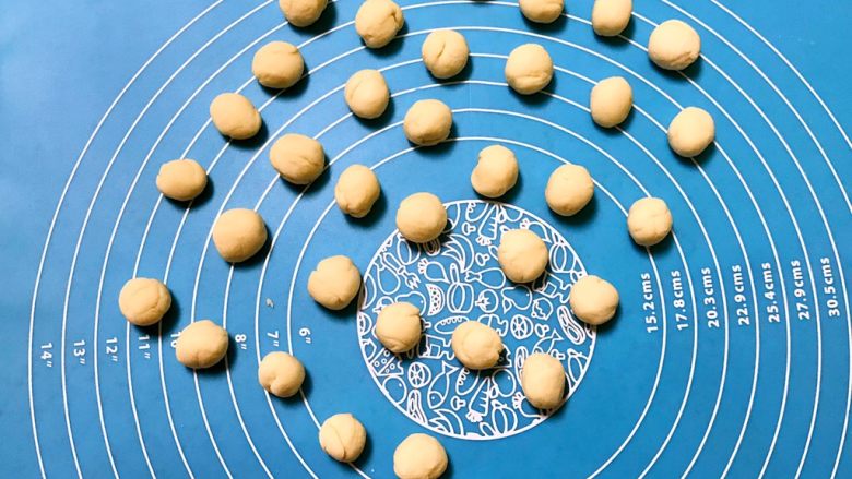 南瓜豆角馒头,把面条切成1.2㎝长的小块,揉成光滑的小圆球备用