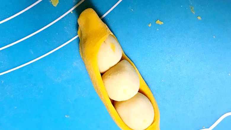 南瓜豆角馒头,翻过来就是这个样子,豆角馒头包好了