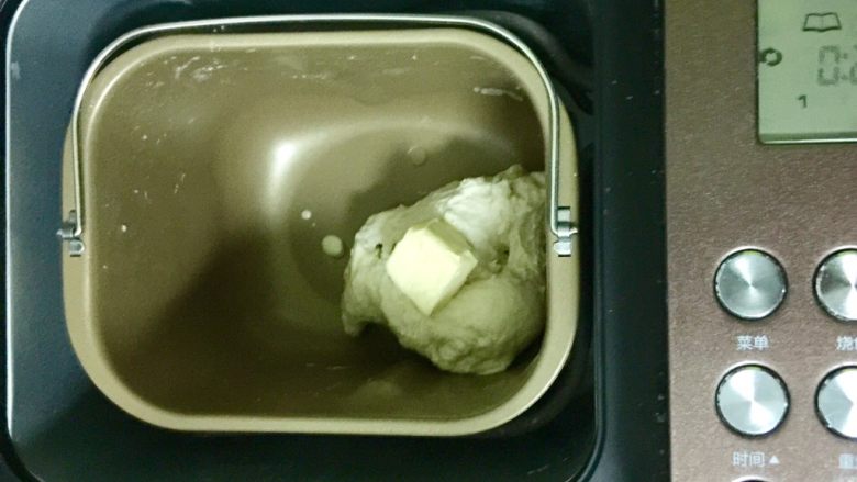 奶黄小餐包,然后加入黄油,继续揉10分钟,至程序结束。