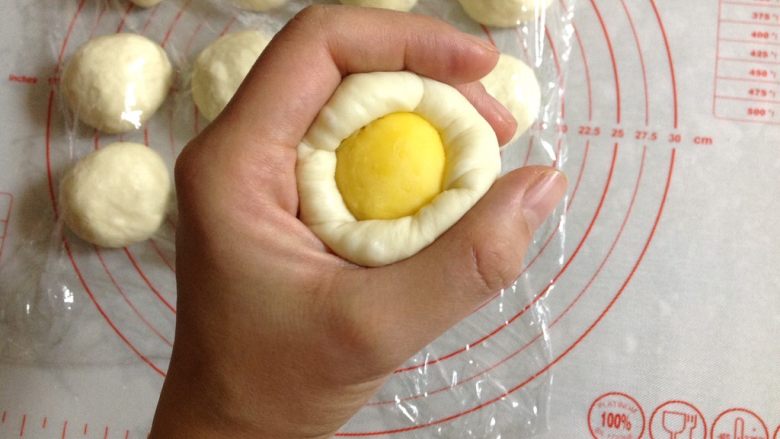 奶黄小餐包,用虎口法收口,把馅包紧