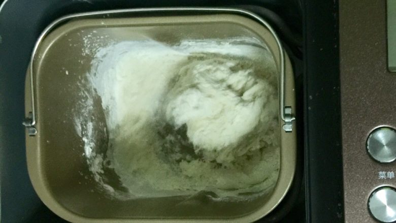 奶黄小餐包,把面包桶卡入面包机,启动imix和面程序,运行10分钟,把食材揉成团。