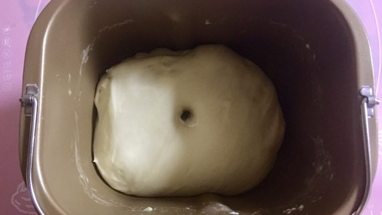 奶黄小餐包,盖上保鲜膜室温发酵,北方冬天室内有暖气,大约50分钟至一个小时,如果室内比较冷,可以开空调暖风。面团发至体积约两倍大,手指沾面粉戳洞后,洞口有轻微回缩、不塌陷即可。