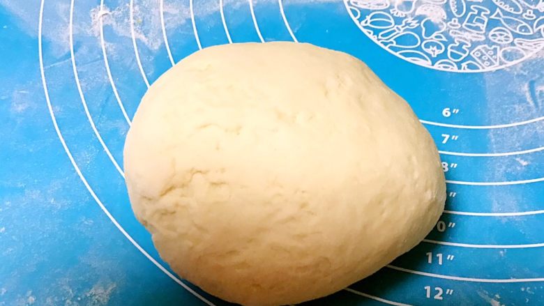 小猪豆沙包,白面饧发好了,揉成光滑的面团,充分排气