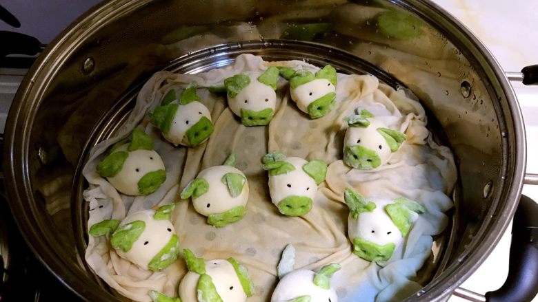 小猪豆沙包,二次饧发好了放入蒸锅里,水开后蒸5分钟,关火后焖4分钟