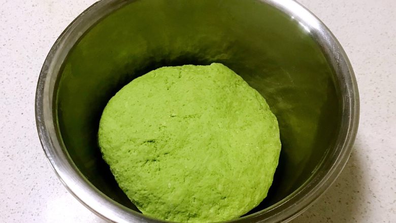 小猪豆沙包,揉成光滑的面团,盖上保鲜膜饧发1小时