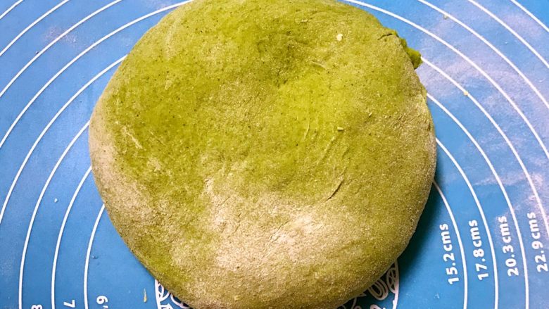 小猪豆沙包,菠菜面饧发好了,揉成光滑的面团,充分排气