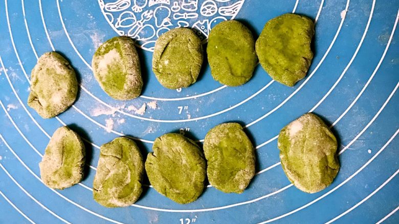 小猪豆沙包,把菠菜面切成5㎜厚,直径2㎝宽3㎝长的小块做小猪的拱嘴