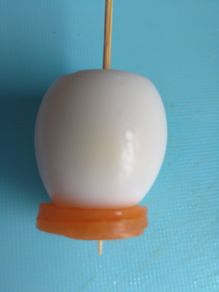 超级简单的圣诞雪人,用一根牙签从鹌鹑蛋的中间穿过去,然后上面再穿上三片胡萝卜片。