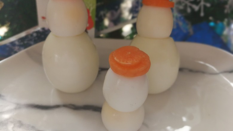 超级简单的圣诞雪人,依次全部组合好,如果要做小的,直接用两个鹌鹑蛋组合就可以了。