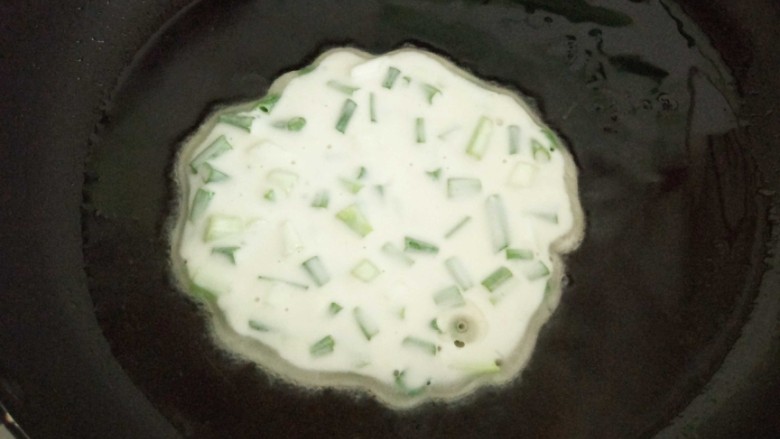 葱油汤饼
,舀一勺面糊在煎盘,让它自然流动形成圆形