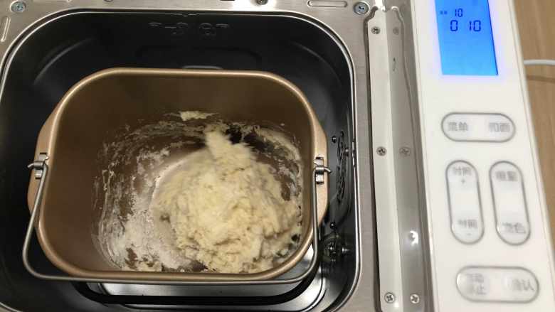 雪糕造型黑豆沙面包,除了油和盐之外,所有材料都投进面包机
启动和面功能选择20分钟