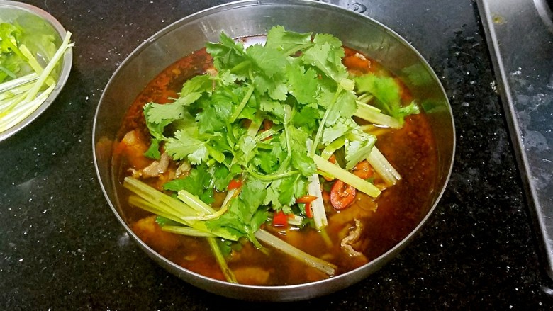 水煮牛肉,最后放入<a style='color:red;display:inline-block;' href='/shicai/ 131'>香菜</a>,完成。