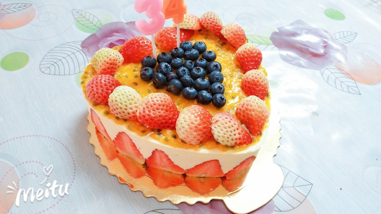 抹茶戚风香橙味慕斯蛋糕,我用四个<a style='color:red;display:inline-block;' href='/shicai/ 2068'>百香果</a>汁,混入5g隔水融化好的吉利丁粉搅拌均匀抹的面,上面放的奶油草莓和蓝莓做的装饰,这些水果都是应季的水果,既新鲜,又美味!买了两个生日的数字,一不小心暴露了年龄,哈哈哈哈哈哈!又长一岁咯!