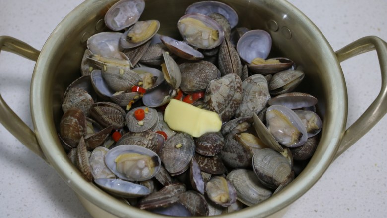 深夜食堂之酒蒸蛤蜊,开盖看蛤蜊开口就好了,加入<a style='color:red;display:inline-block;' href='/shicai/ 887'>黄油</a>块,关火盖盖子焖1分钟。