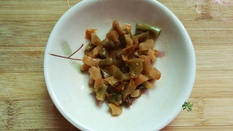肉末香菇豆腐,<a style='color:red;display:inline-block;' href='/shicai/ 722'>榨菜</a>清水冲一下,切成丁。
