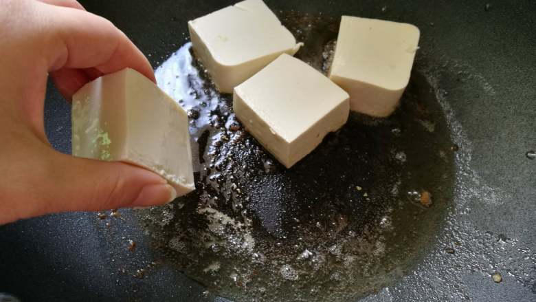 肉末香菇豆腐,用余油,放入豆腐块,煎微微发黄即可,不要煎老起硬皮。