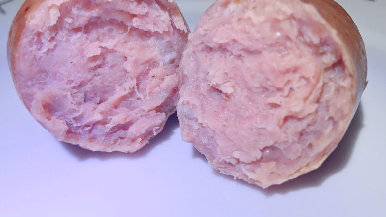 自制热狗烤肠火腿肠,直接掰开的样子~