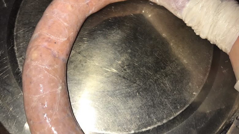 自制热狗烤肠火腿肠,灌入肠衣。这次红曲粉比第一次放的多,颜色看起来更好一些。