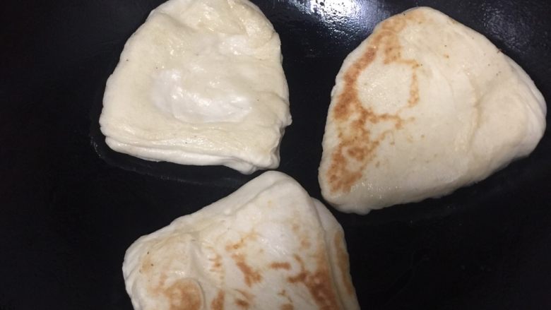 油酥饼子
,成形后的饼子先放在平底锅内煎制两面微黄取出放入烤箱中150度上下火,烤20分钟两面金黄即可