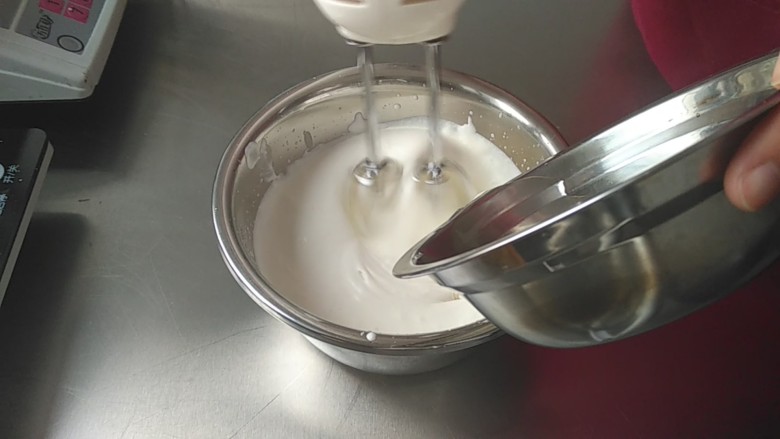 网红牛乳盒子蛋糕,将吉利丁溶液慢慢倒入淡奶油中,边倒边搅。