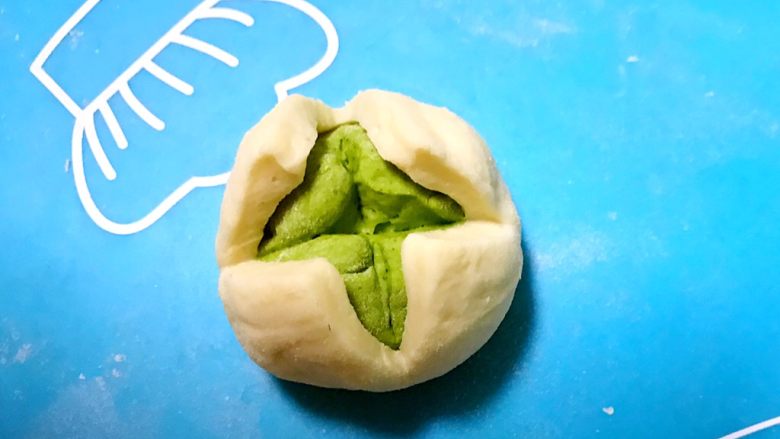 双色馒头,用刀在面团上切个十字,然后二次饧发20分钟