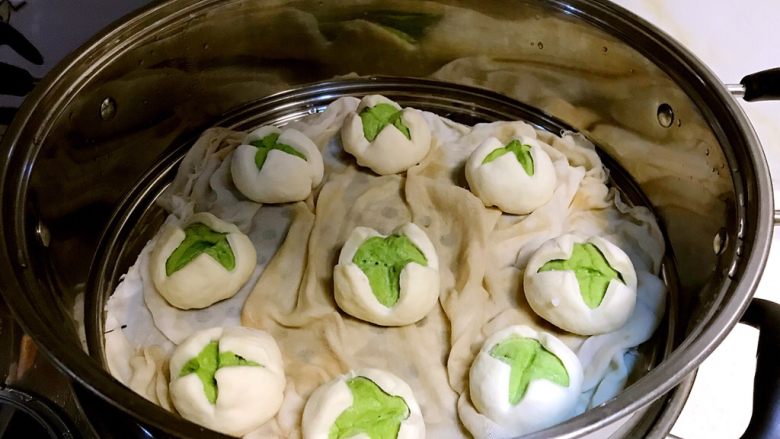 双色馒头,双色馒头二次饧发好了,放入蒸锅里,水开后蒸8分钟,关火后的4分钟