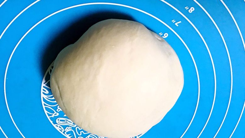 双色馒头,白面饧发好了,揉成光滑的面团,充分排气
