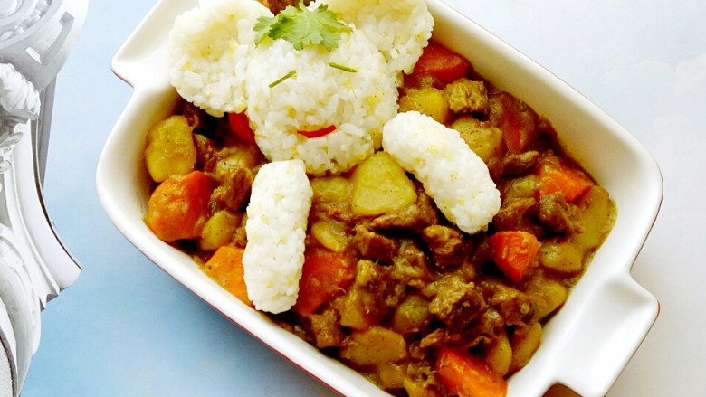 牛肉咖喱饭,拯救没食欲!,把牛肉块倒入锅中翻炒均匀,倒入适量的开水,水平面刚好没过菜即可,倒入2个半咖喱块,小火焖20分钟左右,期间要用铲子搅拌几次,以防糊底,焖到锅中只剩少量汤汁的时候即可关火。