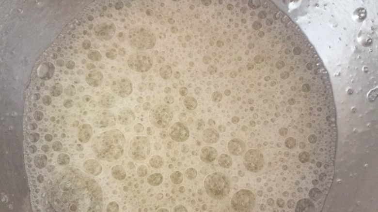 橙皮蛋糕奥利奥奶油夹心卷,拿出蛋清,打蛋器高速打发出鱼眼泡之后加入20克糖继续打发