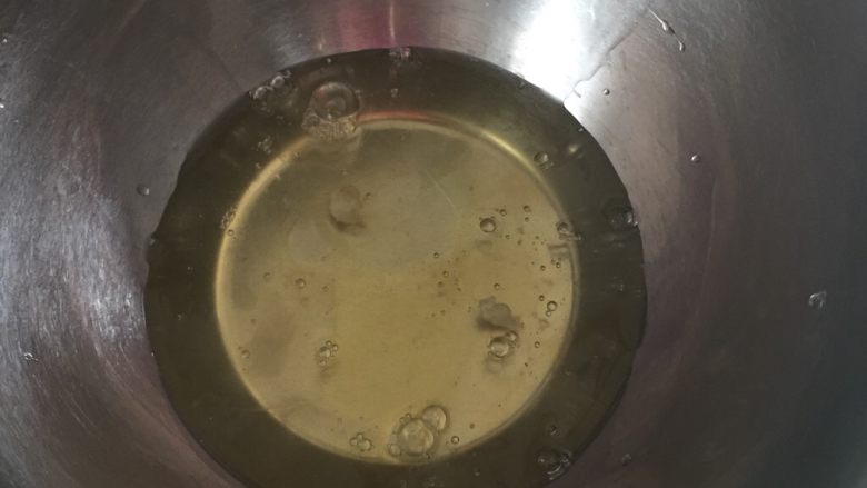 橙皮蛋糕奥利奥奶油夹心卷,分离蛋清和蛋黄,分离好蛋清放冰箱冷藏