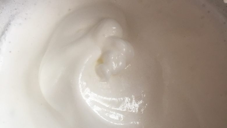橙皮蛋糕奥利奥奶油夹心卷,蛋白打到刚刚有纹路加入最后20克糖继续打发,此时,要160度预热烤箱
