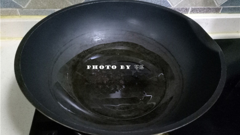 黑醋烤时蔬,炒锅倒入<a style='color:red;display:inline-block;' href='/shicai/ 857'>植物油</a>烧热;
