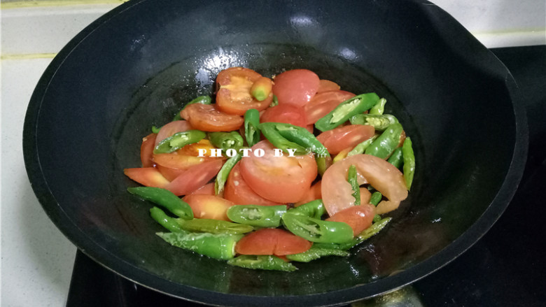 黑醋烤时蔬,之后再放入番茄翻炒;