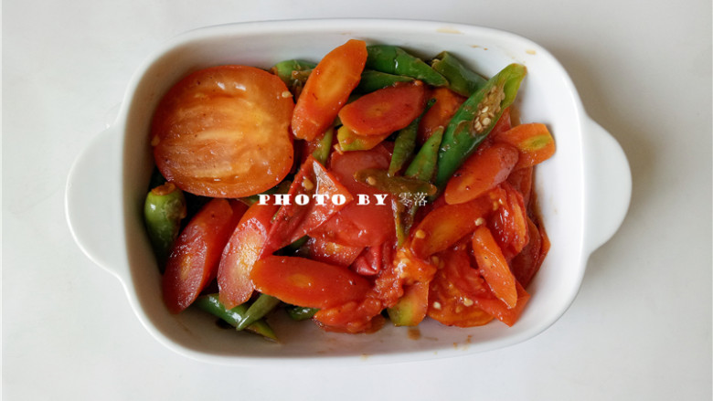 黑醋烤时蔬,番茄出汁之前,关火盛出;将食材盛入烤碗;
