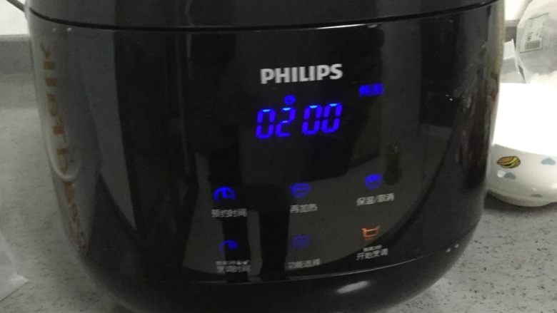 银耳莲子羹,选择炖品功能，放入食材。