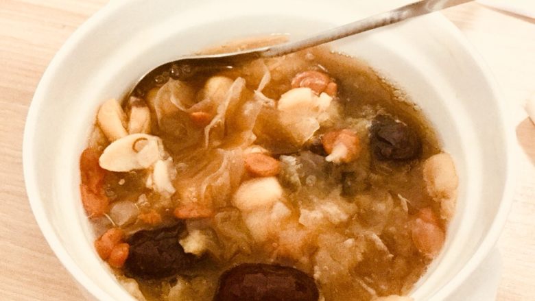 银耳莲子羹