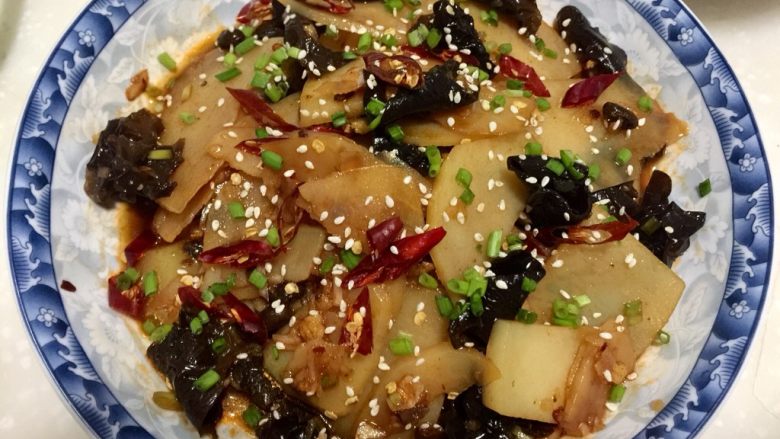 我爱土豆➕炝拌土豆片,均匀地撒上白芝麻,葱绿,干辣椒