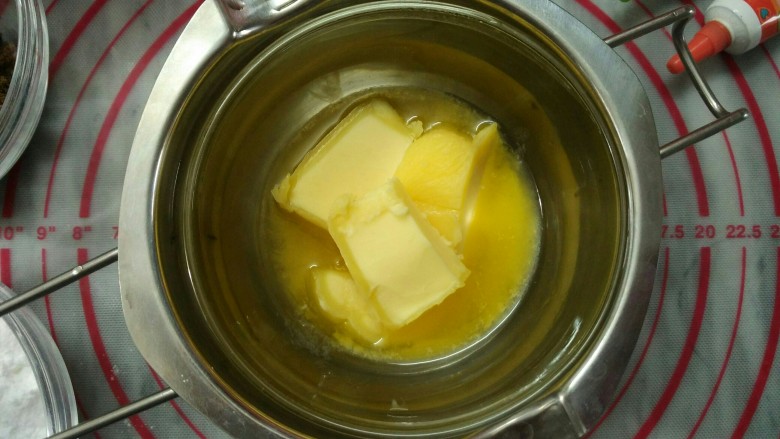 圣诞姜饼,<a style='color:red;display:inline-block;' href='/shicai/ 887'>黄油</a>隔水融化,由于完全融化需要时间,放置好以后先搁置在一旁,然后把其他材料都倒入装面粉的大碗里