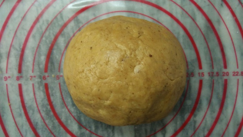 圣诞姜饼,用手揉成光滑的面团,然后放入冰箱冷藏一个小时松弛(利用等待的时间可以清洗已经无需使用的用具)