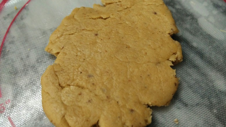 圣诞姜饼,拿出面团分成小块,用擀面杖擀成约3毫米的面片