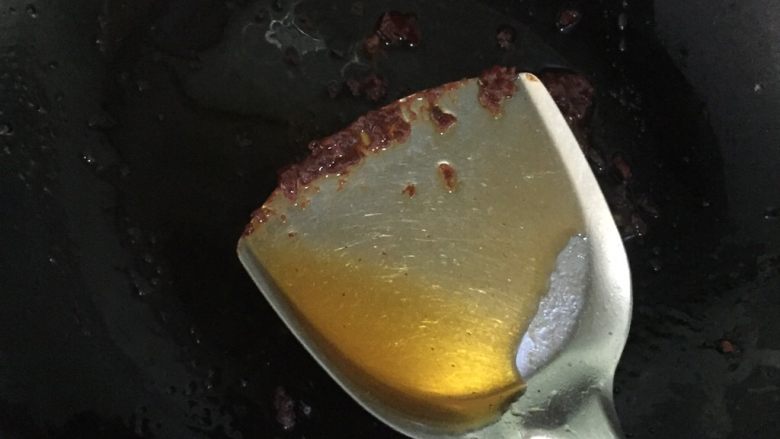 家庭少油版 鱼香茄子,一定要小火,不停搅拌 防止粘锅,熬出红油