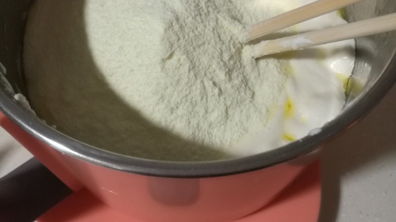 好吃好做的牛轧糖,棉花糖完全融化，加入奶粉搅拌，