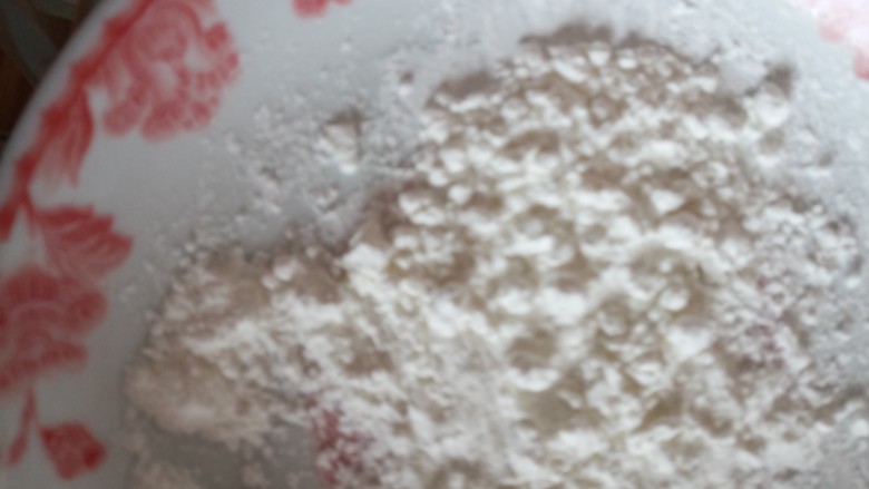 不用吐骨头的茄汁排骨,淀粉铺在盘子里