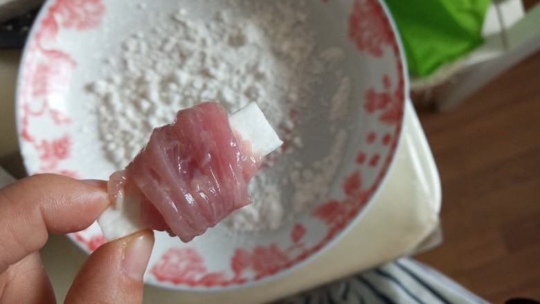 不用吐骨头的茄汁排骨,把肉缠绕在杏鲍菇上