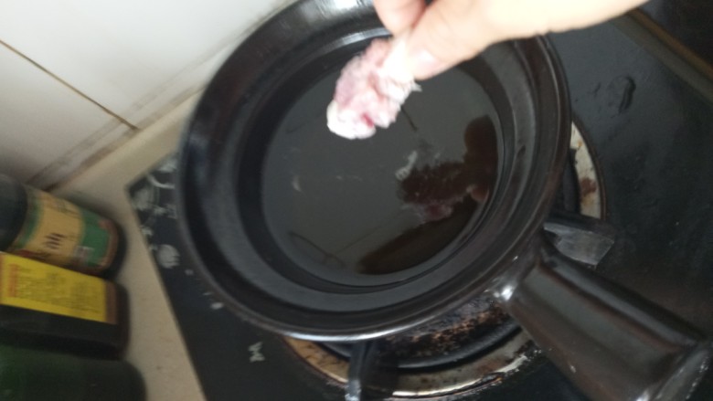 不用吐骨头的茄汁排骨,下锅炸到表面金黄