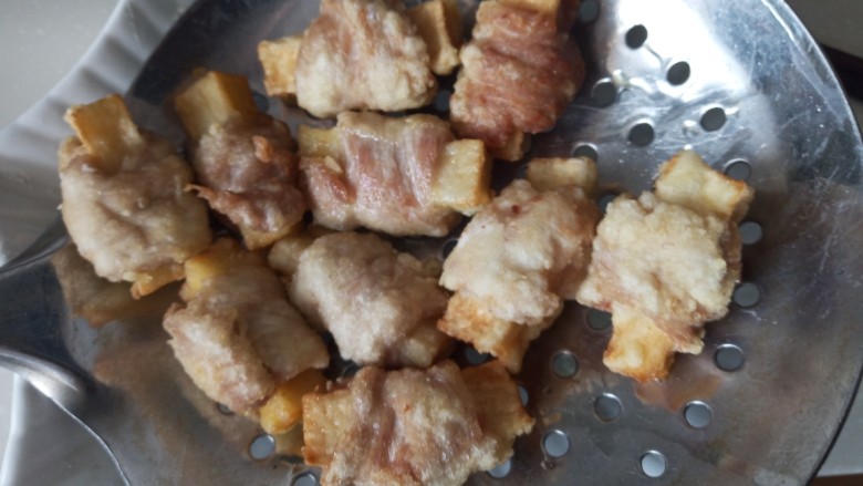不用吐骨头的茄汁排骨,捞出来控油