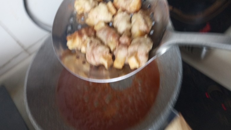 不用吐骨头的茄汁排骨,倒入假排骨上色