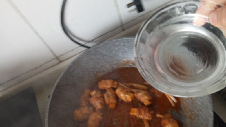 不用吐骨头的茄汁排骨,放入适量清水,大火把汤汁收浓即可